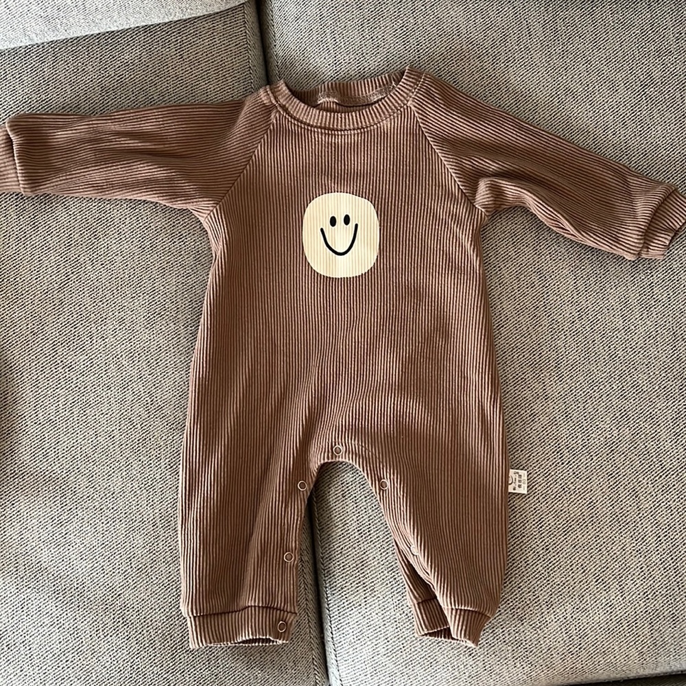 MiniOlie smiley romper jumpsuit size 80cm (fits 6-9 months)